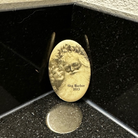 Vintage Gig Harbor, Wa Christmas Button Pin Brooch Oval Laminated 1983 - Picture 3 of 8